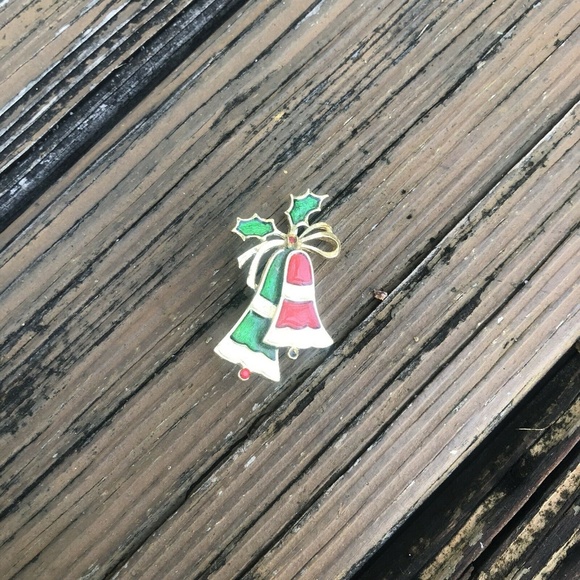 Christmas Bells Jeweled Enamel Brooch Holiday Green Red Gold Metal Pin Vintage - Picture 2 of 3